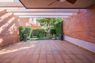 Maison jumelée à Avenida Europa. Oportunidad! se presenta este chalet con reforma a estrenar. gra