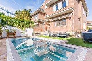 Casa aparellada a Pueblo. Te presentamos este espectacular chalet pareado ubicado en pozue