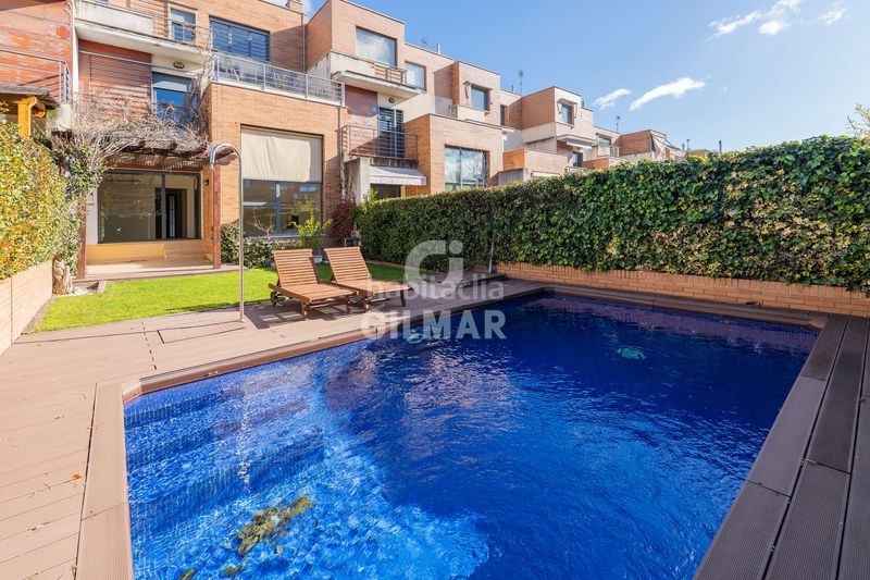 Casa adosada en una de las zonas residenciales más demandadas de Aravaca, el barrial, se vende este chalet adosado de líneas modernas y una lum en Madrid