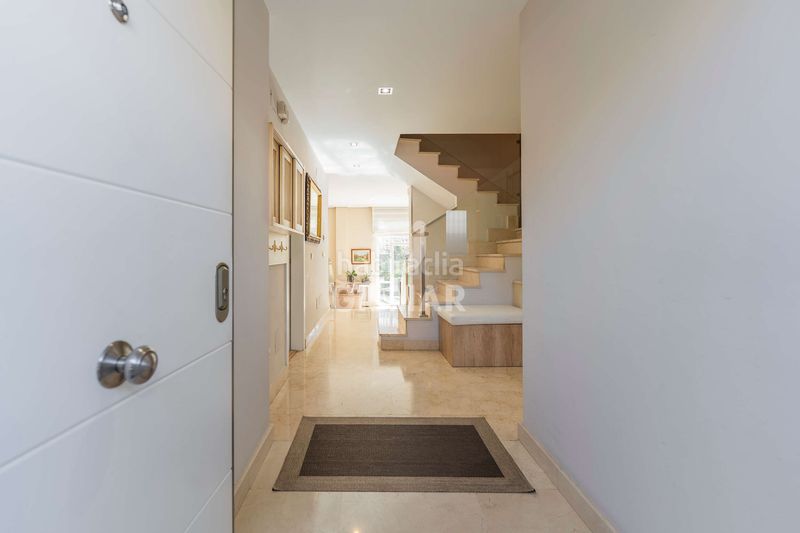 Casa pareada ubicado en la prestigiosa zona de Aravaca, junto a la colonia diplomáticos, este exclusivo chalet pareado de 350 m construidos se en Madrid - Imagen 2