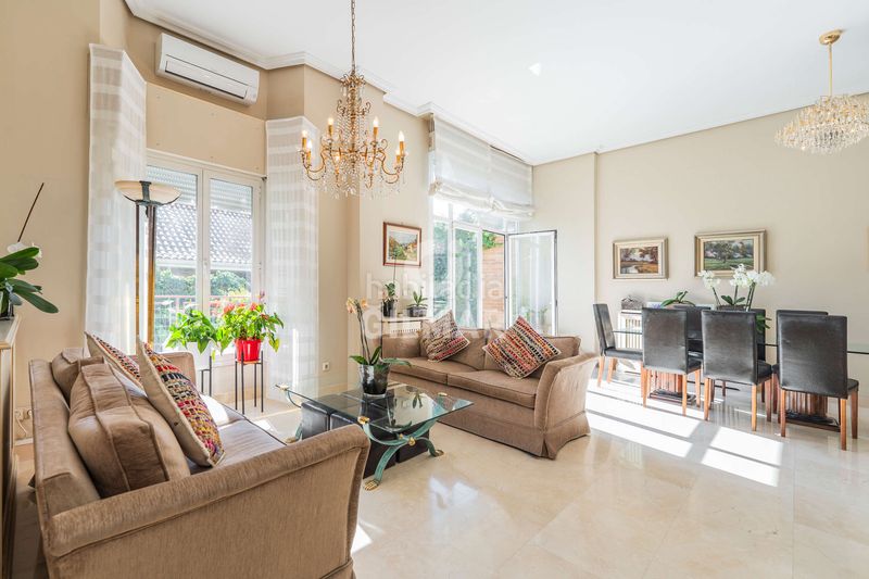 Casa pareada ubicado en la prestigiosa zona de Aravaca, junto a la colonia diplomáticos, este exclusivo chalet pareado de 350 m construidos se en Madrid