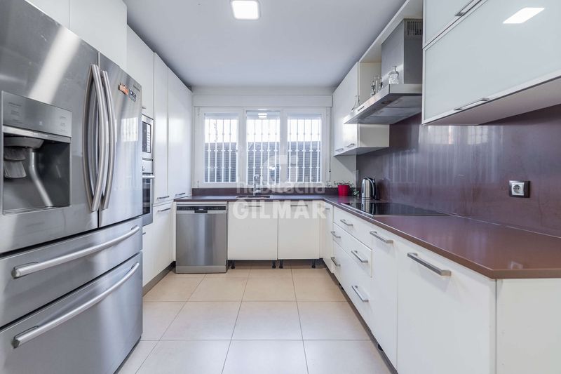 Casa pareada ubicado en la prestigiosa zona de Aravaca, junto a la colonia diplomáticos, este exclusivo chalet pareado de 350 m construidos se en Madrid - Imagen 11