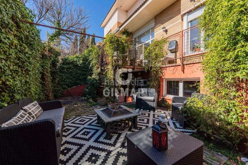 Casa pareada ubicado en la prestigiosa zona de Aravaca, junto a la colonia diplomáticos, este exclusivo chalet pareado de 350 m construidos se en Madrid - Imagen 9