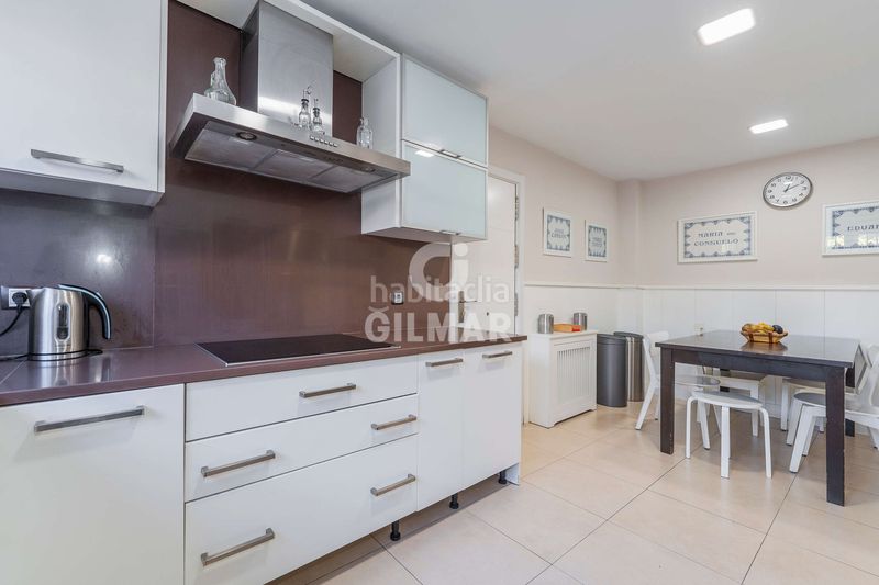 Casa pareada ubicado en la prestigiosa zona de Aravaca, junto a la colonia diplomáticos, este exclusivo chalet pareado de 350 m construidos se en Madrid - Imagen 12