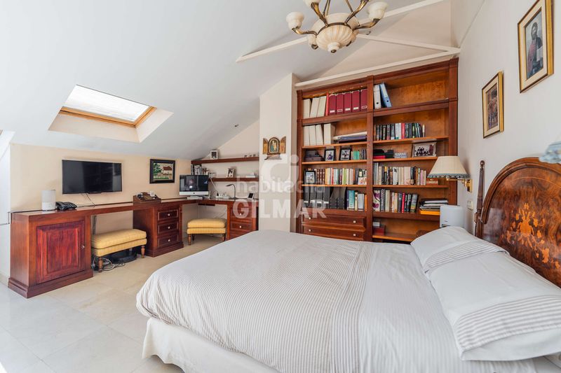 Casa pareada ubicado en la prestigiosa zona de Aravaca, junto a la colonia diplomáticos, este exclusivo chalet pareado de 350 m construidos se en Madrid - Imagen 17