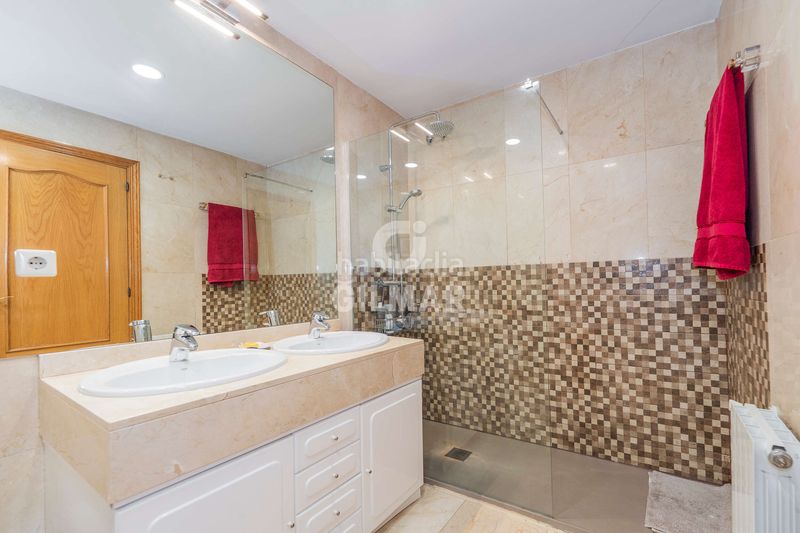 Casa pareada ubicado en la prestigiosa zona de Aravaca, junto a la colonia diplomáticos, este exclusivo chalet pareado de 350 m construidos se en Madrid - Imagen 26