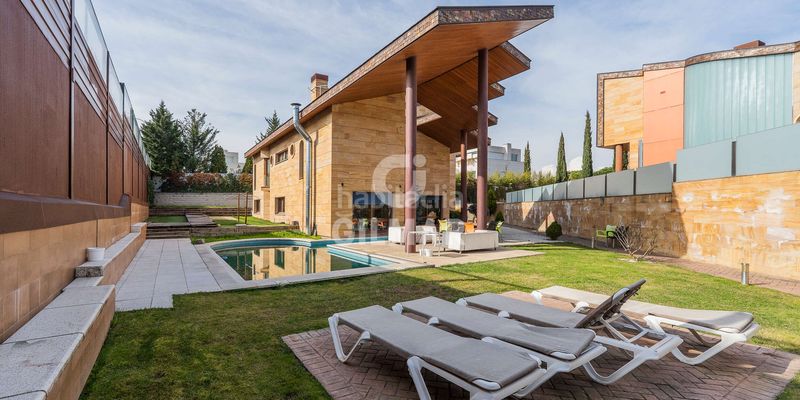 Chalet descubre una joya arquitectónica en la exclusiva urbanización la florida, ubicada en el prestigioso distrito de moncloaaravaca, ma en Madrid