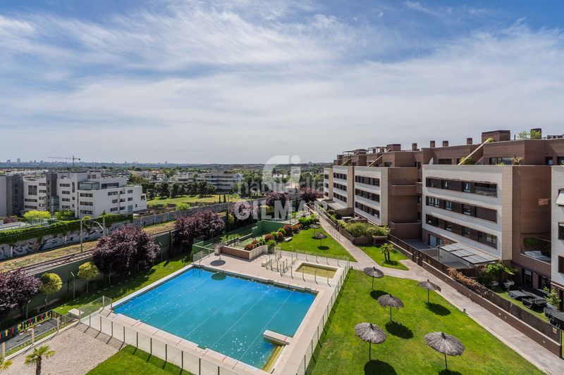 Foto 1addfa09-ee12-413c-aa31-cbc903359b76. Dúplex amb calefacció aparcament piscina a La Florida - El Plantío Madrid