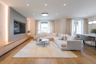 Casa adosada en Norte. Chalet de reciente construcción en urbanización privada con segu