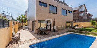 Casa aparellada a Estación. Descubre este exclusivo chalet pareado situado en una de las zon