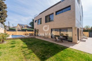 Casa aparellada a Estación. Descubre este exclusivo chalet pareado situado en una de las zon