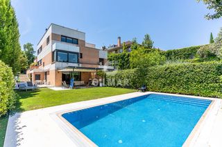 Doppelhaus in Aravaca. Chalet pareado con jardín y piscina privada en colonia diplomáti