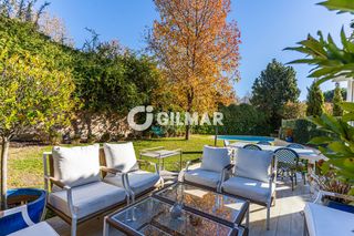 Maison jumelée à Aravaca. Impresionante chalet adosado de esquina con piscina privada en a