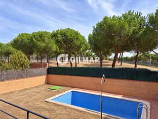 Casa aparellada a Norte. Chalet exclusivo de esquina con jardín y piscina privada en pozu