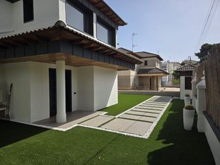Xalet  Carrer empuries. Espectacular chalet independiente con apartamento independiente