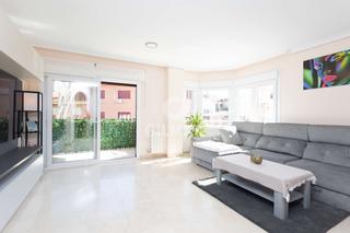 Pis a Valdezarza. Exclusiva vivienda reformada en urbanización con piscina y jardi
