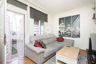 Pis a Valdeacederas. Presentamos este fantástico piso con un agradable patio donde di