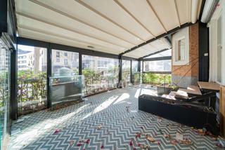 Lloguer Local Comercial a Nueva España. Presentamos un excepcional local comercial en esquina, con una i