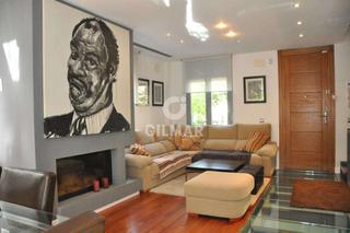Casa aparellada en Hispanoamrica-Bernabu. Este chalet pareado de 250 m2, ubicado en una parcela de 176 m2,