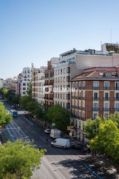 Foto b299a07f-e967-464b-bb57-6e24fc70e607. Dúplex amb calefacció aparcament a Recoletos Madrid
