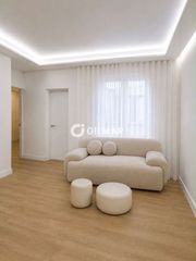 Flat in Castellana. Junto a la embajada de eeuu y francia, ie, colegios, comercios,