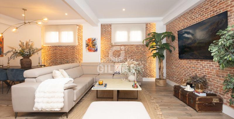 Foto 0e0a4f5b-17ed-409b-b335-f2bc7e24b91b. Piso descubre el lujo y la elegancia en este espectacular piso ubicado en la calle montalbán en el prestigioso barrio de Jerónimos, en en Madrid