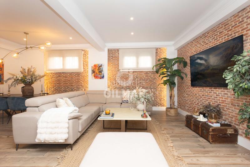 Foto 119dc506-8f28-4e0d-b1c3-2d9ef69cab1a. Piso descubre el lujo y la elegancia en este espectacular piso ubicado en la calle montalbán en el prestigioso barrio de Jerónimos, en en Madrid