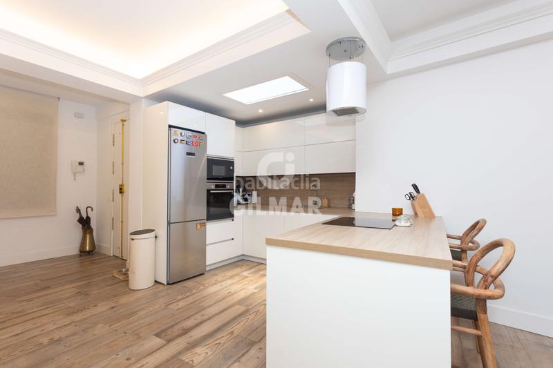 Foto 15be8503-5dbb-4409-9023-93655268b444. Piso descubre el lujo y la elegancia en este espectacular piso ubicado en la calle montalbán en el prestigioso barrio de Jerónimos, en en Madrid