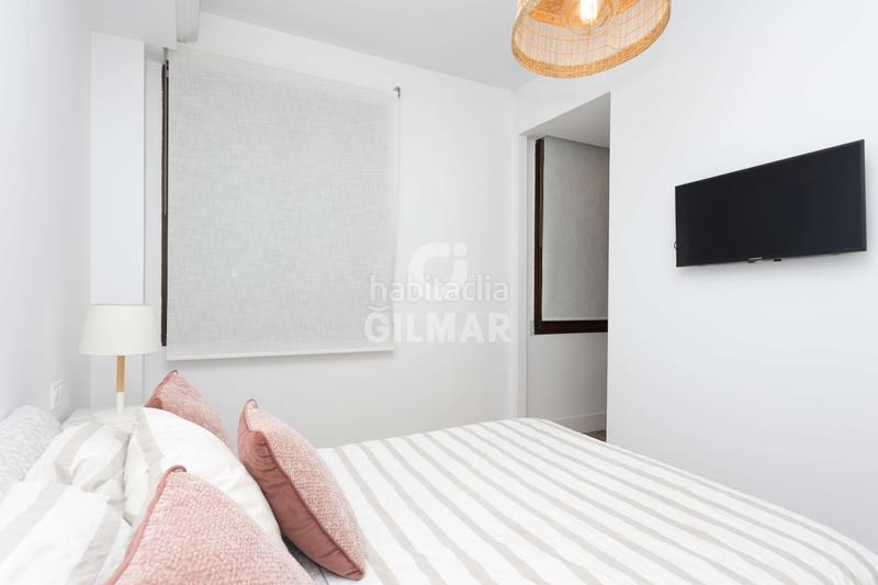 Foto 8c23b2a2-a2f8-4f27-9925-60b408e1aa5d. Piso descubre el lujo y la elegancia en este espectacular piso ubicado en la calle montalbán en el prestigioso barrio de Jerónimos, en en Madrid