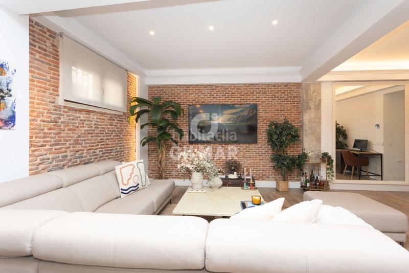 Foto 8ef65b78-0f4f-4eb3-a2a9-c3991801f3e3. Piso descubre el lujo y la elegancia en este espectacular piso ubicado en la calle montalbán en el prestigioso barrio de Jerónimos, en en Madrid