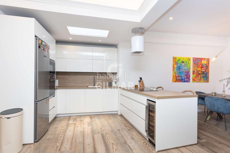 Foto af34fc5d-6c05-48f6-bbb5-bbce24ce191c. Piso descubre el lujo y la elegancia en este espectacular piso ubicado en la calle montalbán en el prestigioso barrio de Jerónimos, en en Madrid