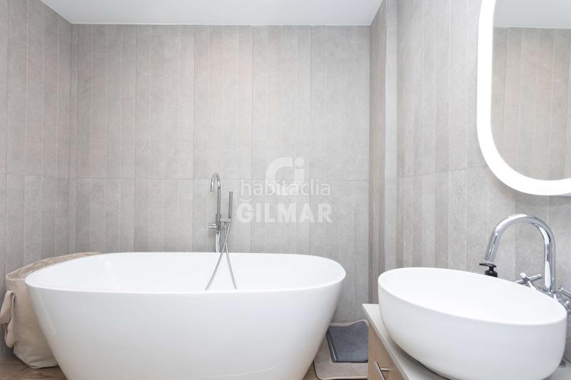 Foto f4f7ed01-ee27-4c28-8619-67ab5433691d. Piso descubre el lujo y la elegancia en este espectacular piso ubicado en la calle montalbán en el prestigioso barrio de Jerónimos, en en Madrid