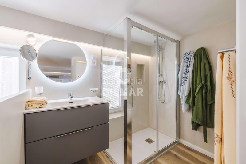 Foto 8f2027d2-741b-4f1c-8409-25e8da1362fb. Dúplex descubre este exclusivo apartamento dúplex de obra nueva ubicado en el vibrante barrio de San Diego, en el distrito de puente de v en Madrid