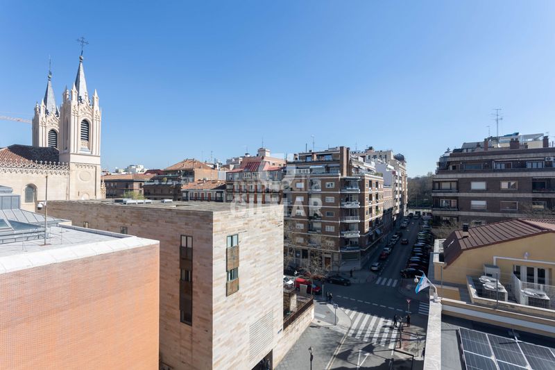 Foto 157217c3-6340-404f-96d0-fe5591f662ba. Àtic amb calefacció aparcament a Jerónimos Madrid
