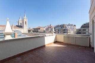Attique à Jerónimos. Descubre este espectacular ático situado en el exclusivo barrio