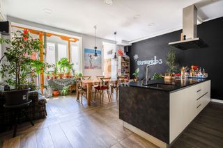 Etagenwohnung in Embajadores-Lavapiés. Ubicado en pleno corazón del barrio de lavapiés, este luminoso p