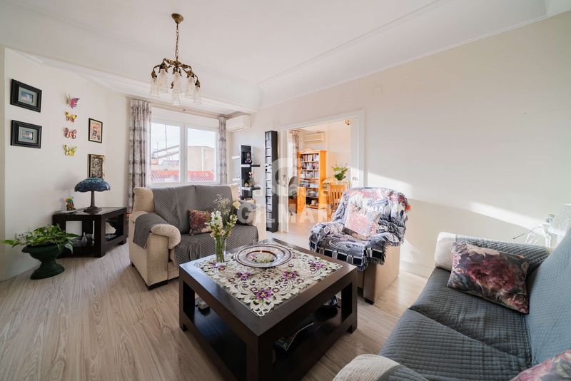 Piso este exclusivo piso está ubicado en el prestigioso barrio de Palacio, en pleno corazón del distrito centro . con una supe en Madrid