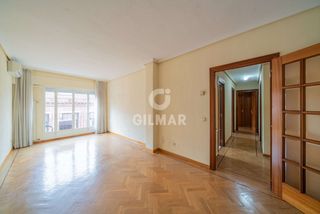 Piso en Palacio. En el prestigioso barrio de palacio, ubicado en el corazón del d