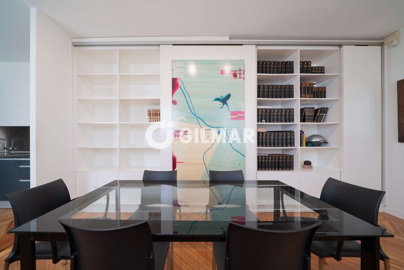 Foto 115c6e00-cc30-4fc7-8845-4fc2b488eb15. Piso en pleno corazón histórico , en el codiciado barrio de cortes, presentamos esta elegante propiedad ubicada en una de las en Madrid