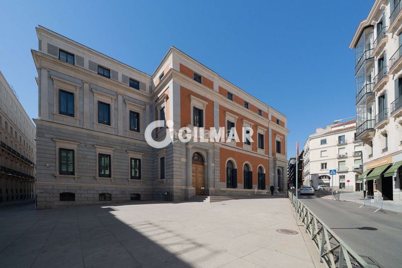 Foto 33a0ed1d-8a3d-4f69-927c-905a0faabec1. Piso en pleno corazón histórico , en el codiciado barrio de cortes, presentamos esta elegante propiedad ubicada en una de las en Madrid