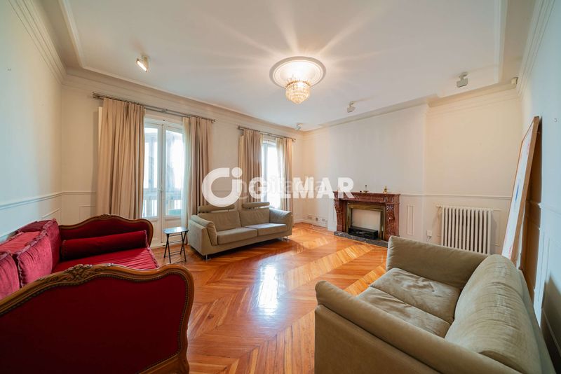 Foto 3426e379-c0dc-4c43-bee6-8b7f5986f746. Piso en pleno corazón histórico , en el codiciado barrio de cortes, presentamos esta elegante propiedad ubicada en una de las en Madrid