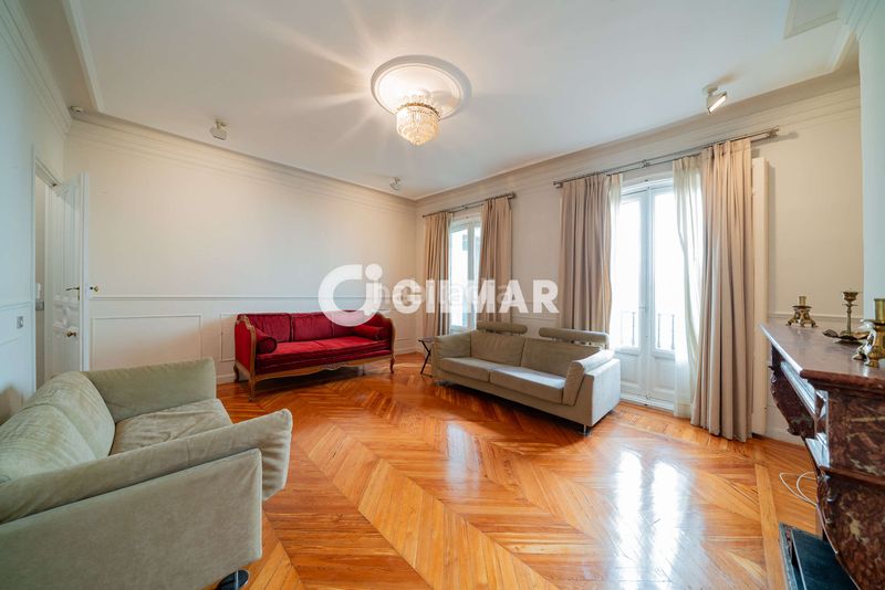Foto 346b8219-c131-4e69-8d94-4b9a781f699f. Piso en pleno corazón histórico , en el codiciado barrio de cortes, presentamos esta elegante propiedad ubicada en una de las en Madrid
