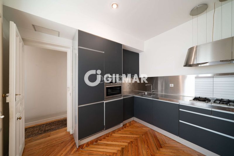 Foto 3731a8e1-9701-4201-9f7c-b0be8a719d60. Piso en pleno corazón histórico , en el codiciado barrio de cortes, presentamos esta elegante propiedad ubicada en una de las en Madrid