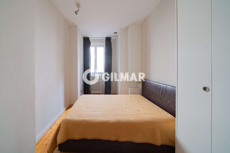 Foto 3cf6ace1-6204-4ffe-975f-3529d89a23fc. Piso en pleno corazón histórico , en el codiciado barrio de cortes, presentamos esta elegante propiedad ubicada en una de las en Madrid