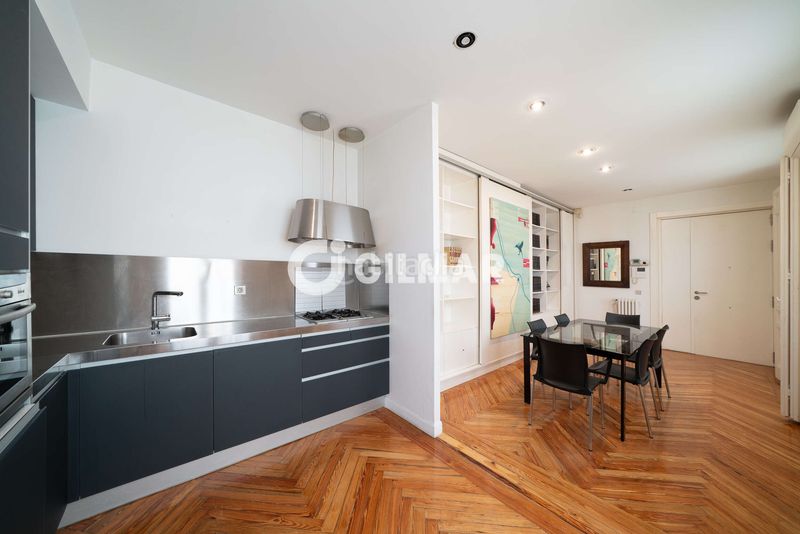 Foto 4073d92e-5113-4f1c-9679-fe3cc0fa02c4. Piso en pleno corazón histórico , en el codiciado barrio de cortes, presentamos esta elegante propiedad ubicada en una de las en Madrid
