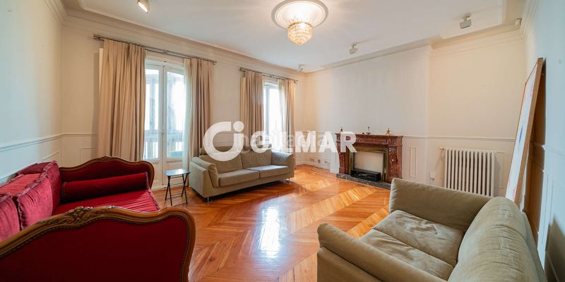 Foto 4518ca07-95b0-441d-bdfd-4b6c40537902. Piso en pleno corazón histórico , en el codiciado barrio de cortes, presentamos esta elegante propiedad ubicada en una de las en Madrid