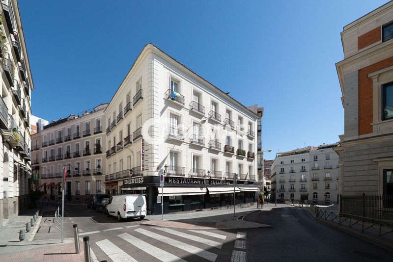 Foto 6561ffbb-c137-4845-a790-a66edfa599ca. Piso en pleno corazón histórico , en el codiciado barrio de cortes, presentamos esta elegante propiedad ubicada en una de las en Madrid