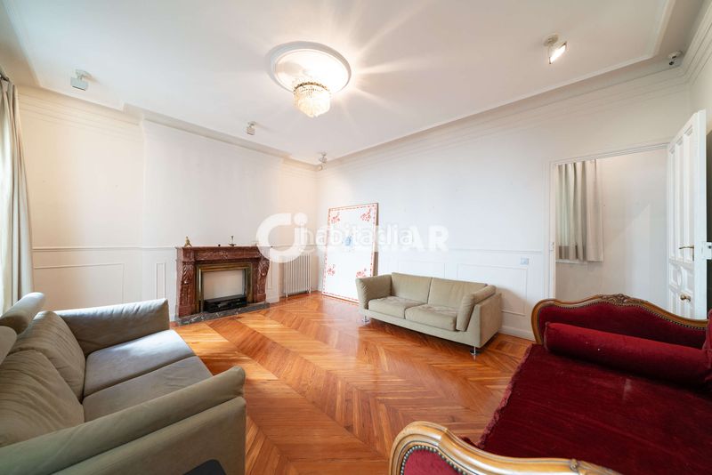 Foto 6eb73a02-4328-4a88-9f22-81ffba7dbddd. Piso en pleno corazón histórico , en el codiciado barrio de cortes, presentamos esta elegante propiedad ubicada en una de las en Madrid