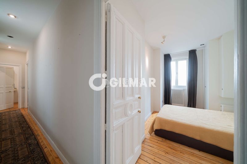 Foto 7bcad1a4-1a71-4430-a32b-2cd6d83d4bf3. Piso en pleno corazón histórico , en el codiciado barrio de cortes, presentamos esta elegante propiedad ubicada en una de las en Madrid