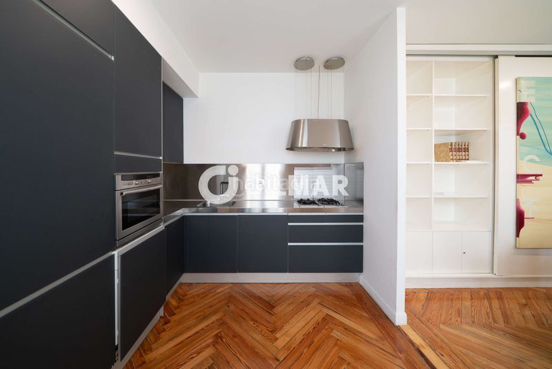 Foto 9ea15ddc-de0a-4b3d-bce1-05b715155ffc. Piso en pleno corazón histórico , en el codiciado barrio de cortes, presentamos esta elegante propiedad ubicada en una de las en Madrid